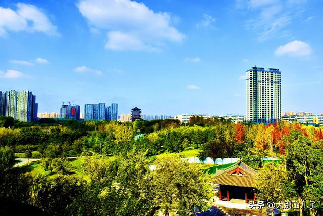 层林尽染秋景如画