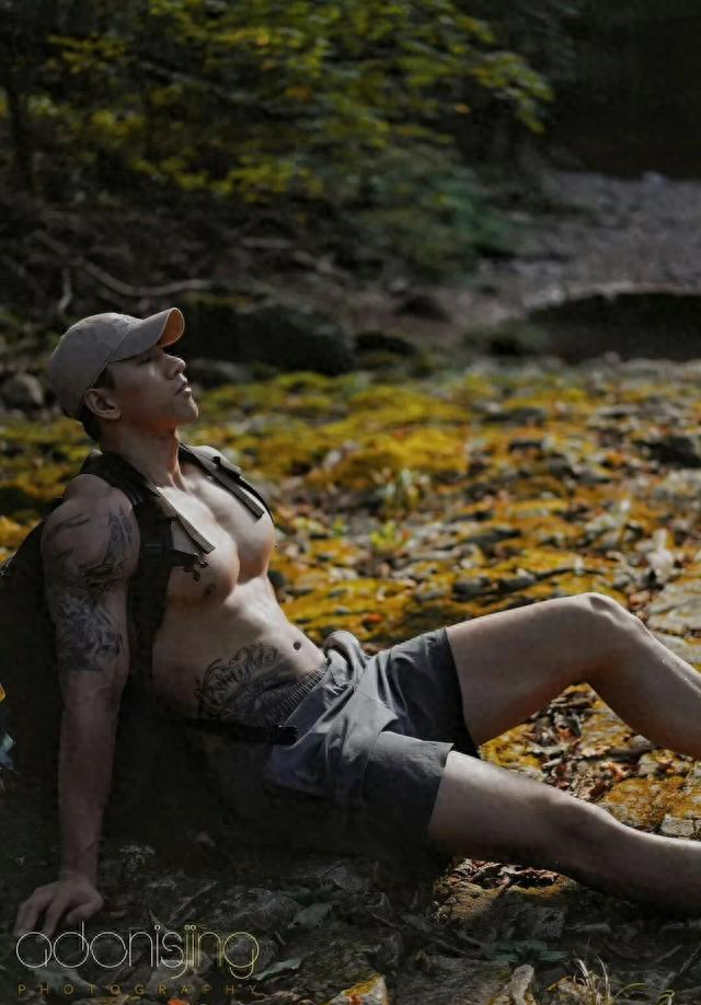 身高187的健身肌肉男网红，野外写真秀身材颜值	，简直绝绝子