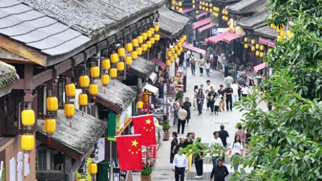 重庆大足：宝顶老街焕新归来 国庆假期重现烟火气