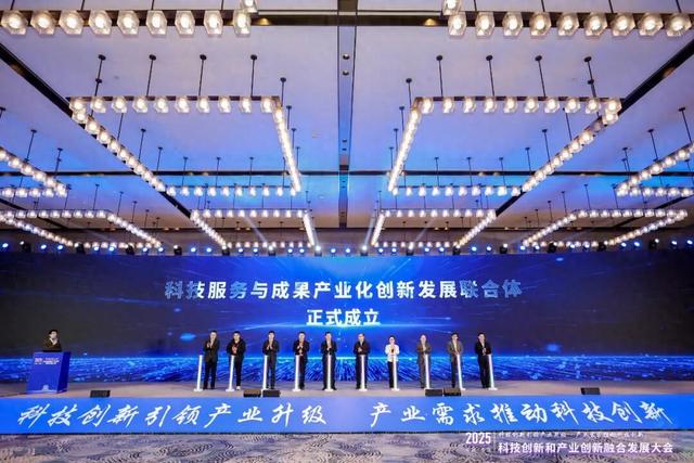 标杆地位再获认可！联想“智能云”方案荣获“2025融光案例”