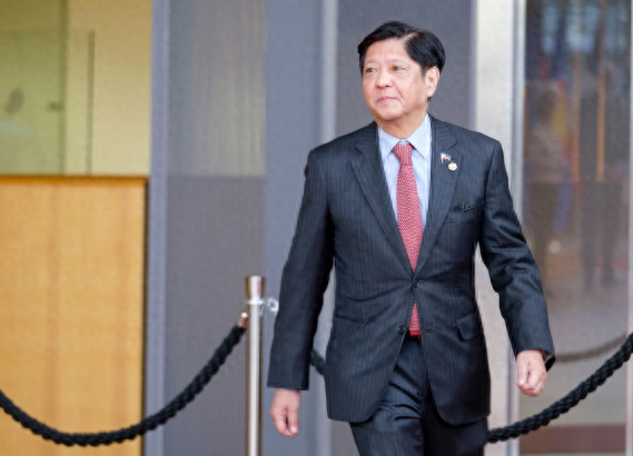 从美国回来后，弄清特朗普对中国的态度，菲律宾总统开始怕了，演讲时不敢说中国一个字
