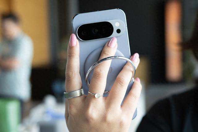 Pixel 10磁吸生态来袭，钱包/支架/三脚架一吸即用
