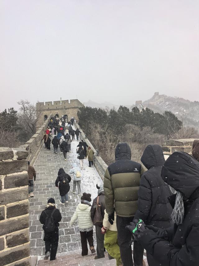 八达岭长城喜迎新年初雪，景区全力守护游客安全赏景