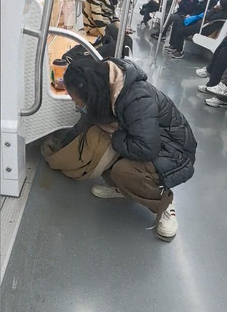 苏州一女乘客打翻奶茶后用围巾擦地，地铁：准备了新围巾和大礼包