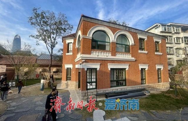 秋色映古韵 济南上新街老建筑成打卡热点