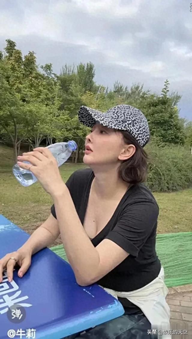 原来牛莉的身材这么好，看来真是深藏不露，出道几十年太低调了