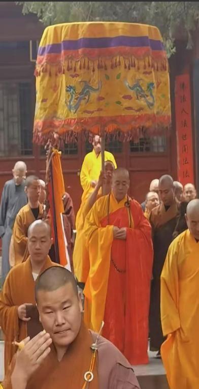 上任1天！印乐法师颁布新规，与释永信形成鲜明对比，合照引争议