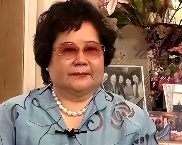 吃里爬外，永不回国？她带领30名演员选择留美，如今年过花甲归来