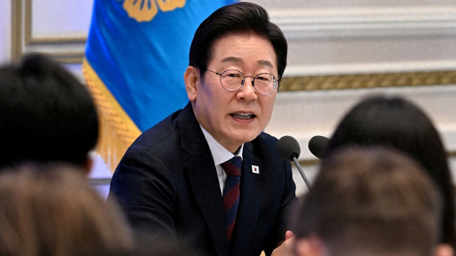 李在明刚下飞机，特朗普来了个下马威，美媒：韩国可帮美对付中国