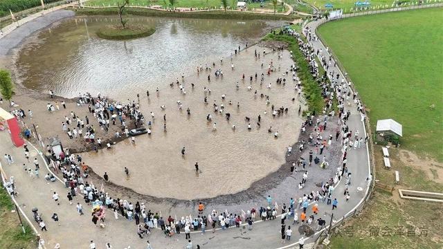 会泽雨碌大地缝：捞鱼抓鸭嗨翻天‖雨碌乡捞鱼狂欢节