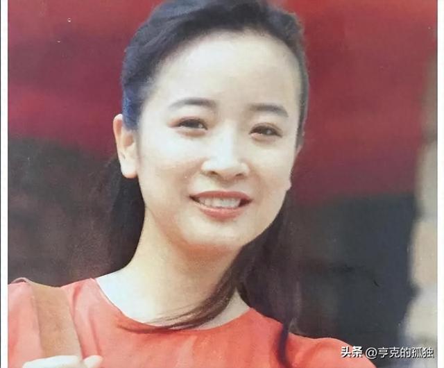 她是国家一级女演员，多次给坐轮椅丈夫戴绿帽，如今儿子也是演员