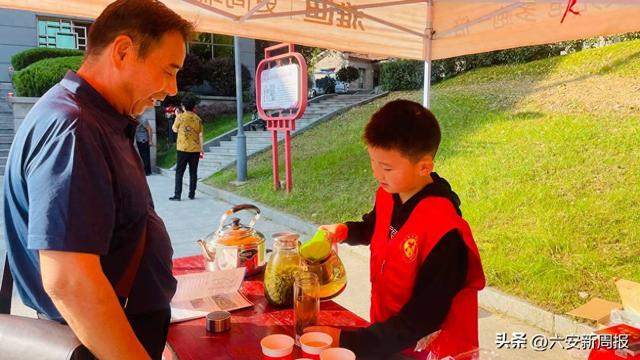 金寨梅山：一杯瓜片千份服务 “志愿红”擦亮双节旅游名片