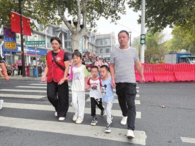 岳阳楼区：“志愿红”助力旅游热