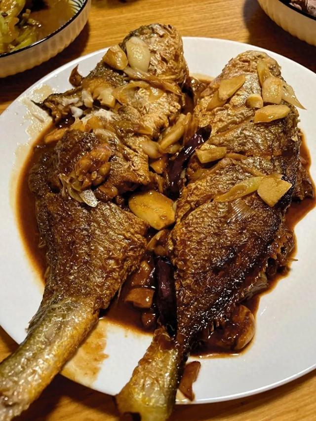 红烧黄花鱼的家常做法分享（传了三代人的私房红烧黄花鱼）