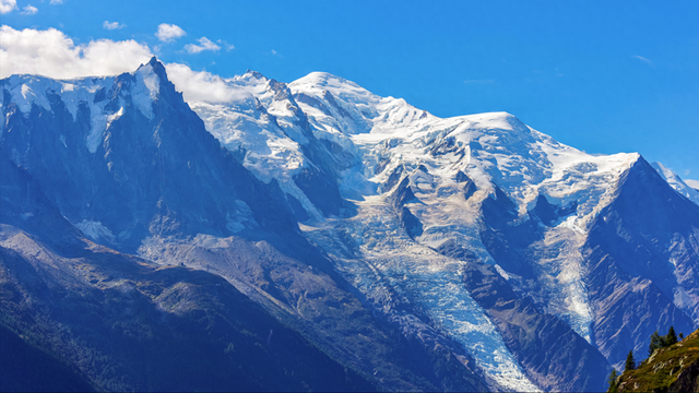 两名驴友徒步贡嘎雪山被困，一人奋力自救一人独自煎熬，结局如何