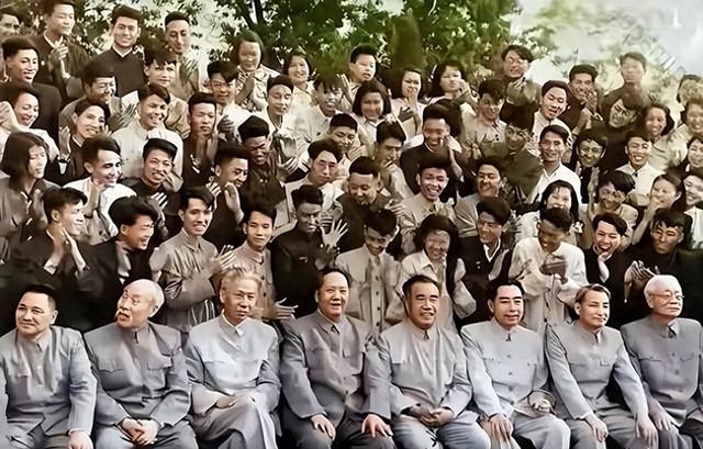 李鹏总理儿媳罕见留影，五官端正长相大气，爷爷功勋卓著比肩元帅