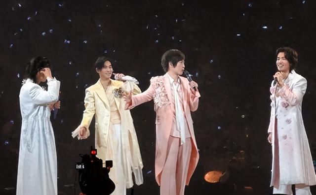 阿信摔下舞台不到24小时，恶心的一幕出现，朱孝天没给自己留体面