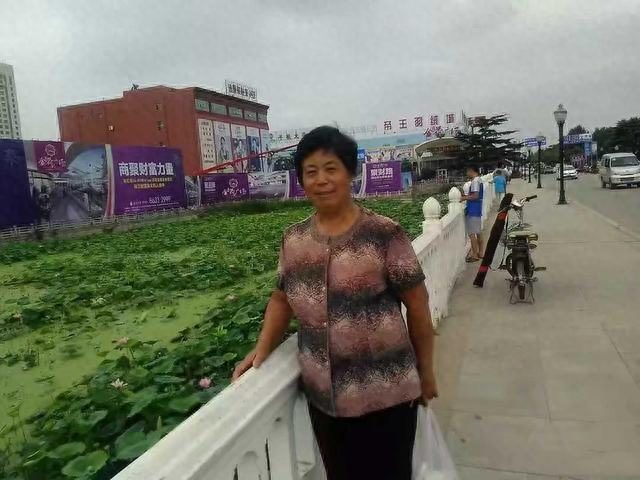 带父母出去旅游一次才发现，“没苦硬吃”真扫兴