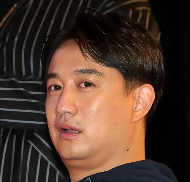 55岁黄磊还能活多久？睡前戴呼吸机，每天一把药，曾被曝有心脏病