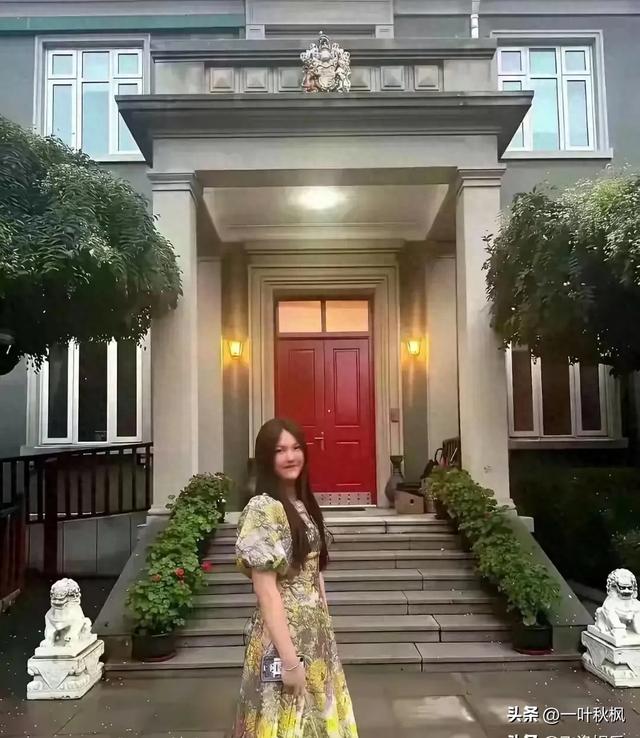李湘在平台晒自家北京小院。大到让网友以为是景区，真的太有钱了