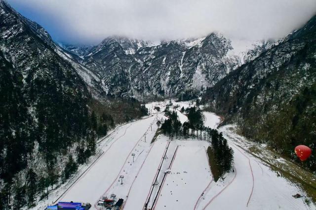 四川冬季旅游季开幕：羌人谷滑雪场“开板”迎客  吸引2000余人现场体验