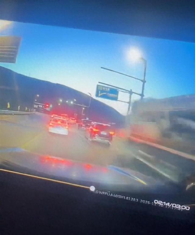 张家口一吊车坡道失控追尾多车，当地：暂无人员死亡，伤员送医人数仍在统计中