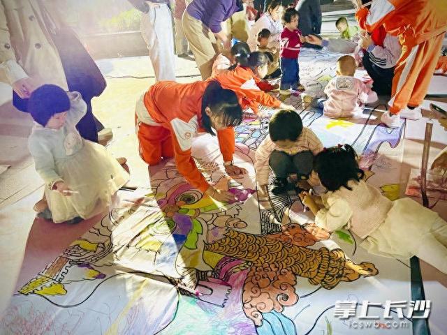 家国同庆情满社区，邻里团圆乐享游园
