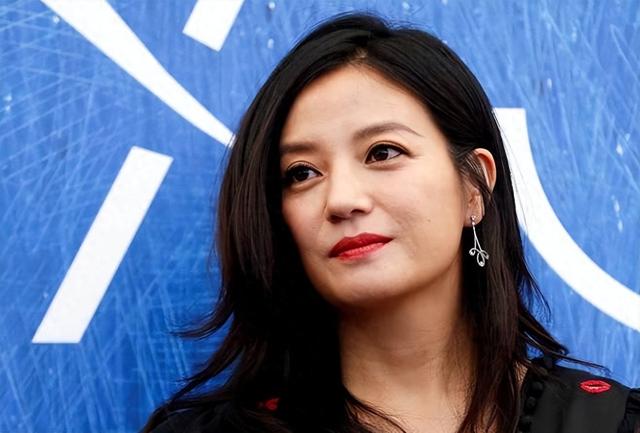 封杀四年，49岁赵薇近况再曝，参加好友婚礼，脸垮皮衰无星气