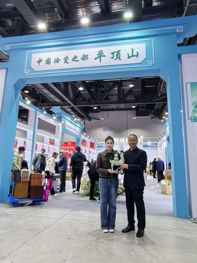 以瓷为媒讲述中国故事 青年陶艺家刘思敏亮相中国（北京）国际精致陶瓷博览会