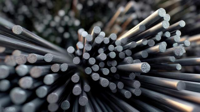 破解钢铁之心的磁性密码：现代计算揭示半个世纪的冶金谜题