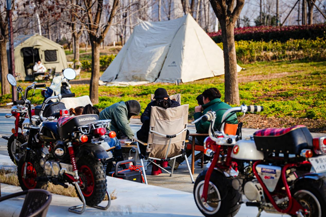 创新文旅融合 探索暖冬新体验——贾鲁河首届暖冬围炉煮茶暨复古机车文化节圆满落幕