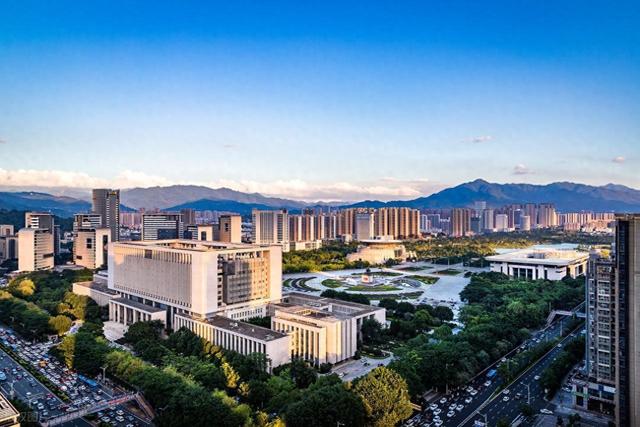 刚从福建龙岩回来，毫不客气的说，龙岩就是全国郊区城建天花板！