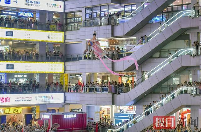 “仙女”在武汉光谷的空中起舞
