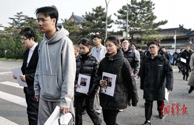 民众送别著名物理学家杨振宁