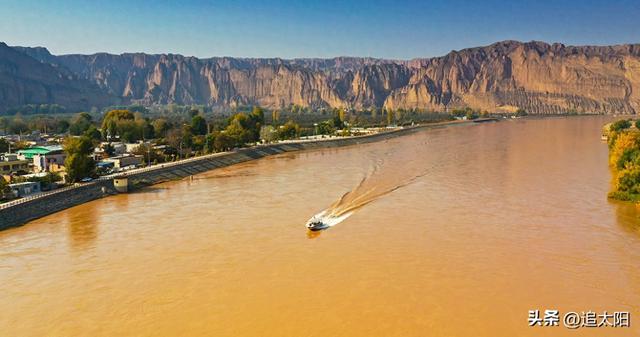 以金黄为主色调的秋日景泰龙湾