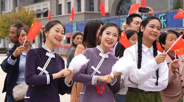 当百花遇见国潮，当红歌响彻街区！金延安的国庆氛围感绝了