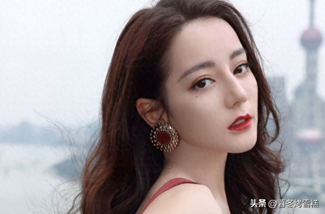 钱再多有什么用，33岁迪丽热巴病情加重紧急送医，连夜取消拍摄