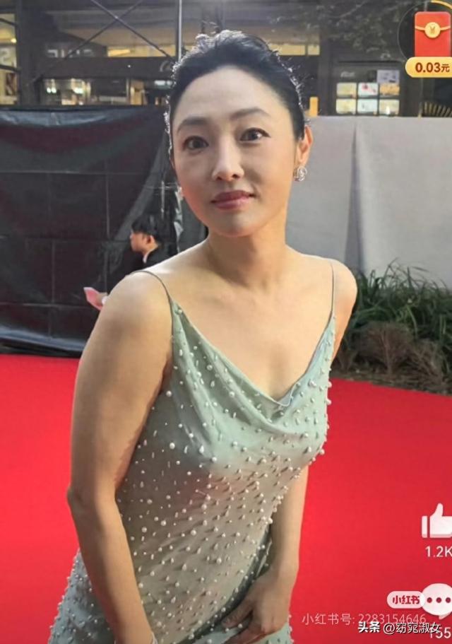 41岁白百何现身东京，她的下跨变得好大啊，脸也胖了，变化真大