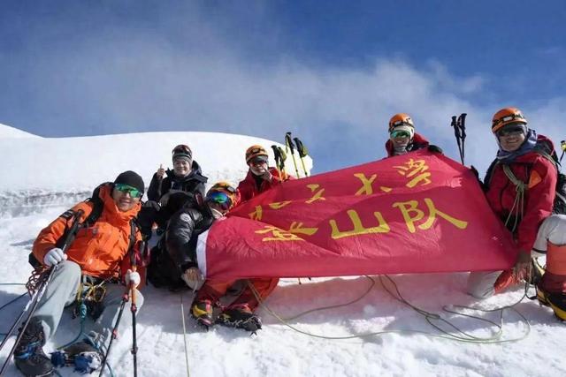 北大登山队成功两峰连登——那玛峰、贡巴峰