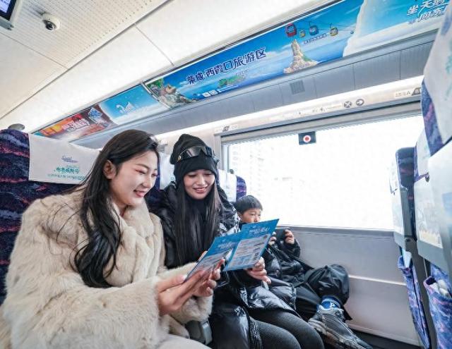 全国首条“天鹅旅游专线列车”开行 山东荣成发出冬日邀约