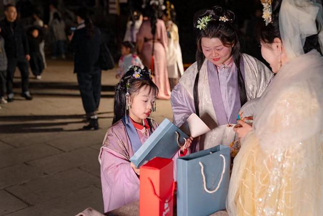 “夜上黄鹤楼”全球汉服出行日主题游园活动圆满举行