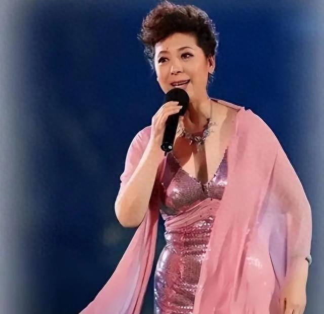 她与王星军离婚34年后，带着儿子嫁高官，70岁住养老院，让人心疼