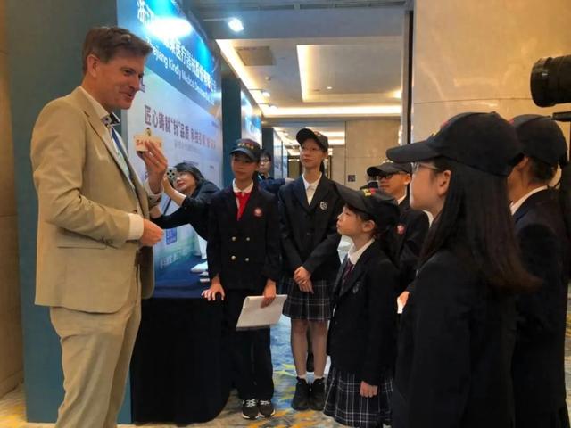 聚焦青科会丨小记者对话全球AI大咖,青科会上“童声问未来”