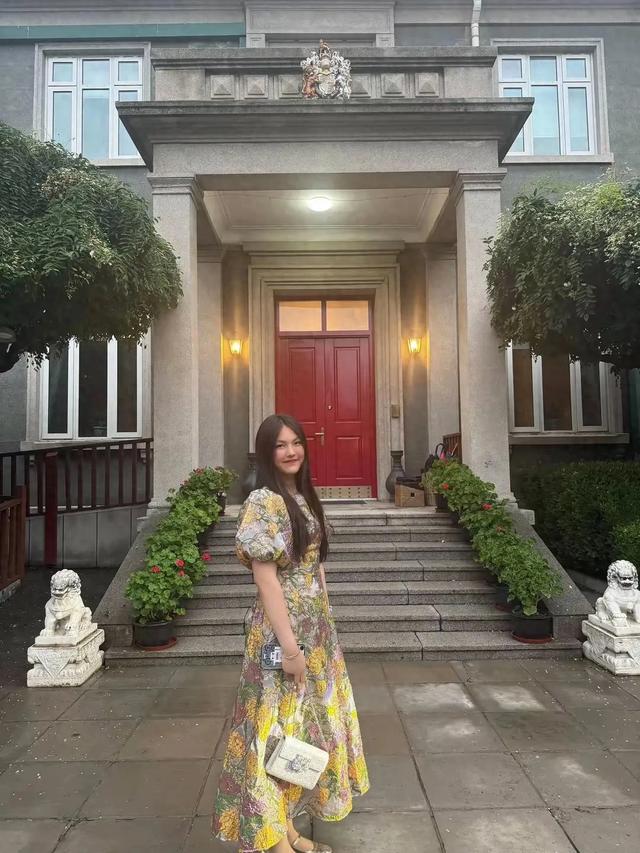 李湘带王诗龄去见英国大使，穿西装瘦了几圈，王诗龄胖的贵气逼人