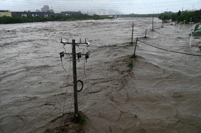 【北京遭遇暴雨袭击!市应急局启动防汛二级响应,5.8万人紧急转移