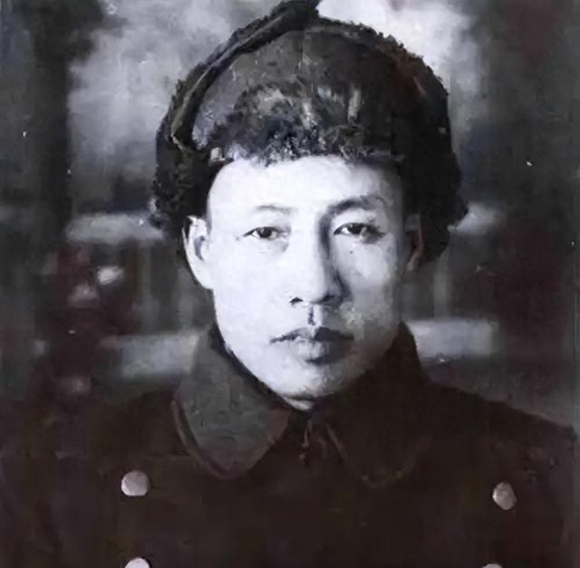 1949年，吴富善回到阔别多年的老家，嫂子上下打量：你是三弟？