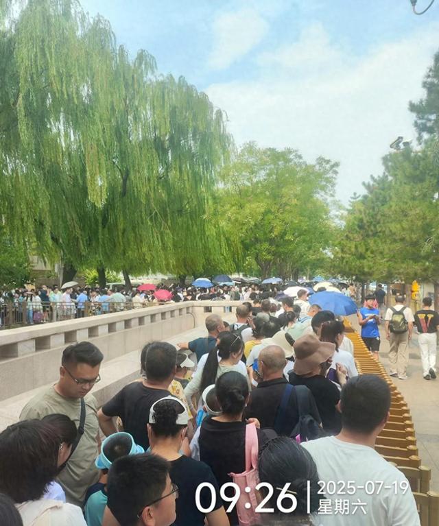 7月19日，北京毛主席纪念堂外发生的真实排队场景，大家看看吧