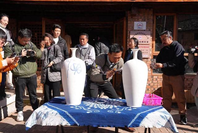 当国际视角遇上千年陶韵！媒体精英沉浸式体验曲靖潦浒别样魅力