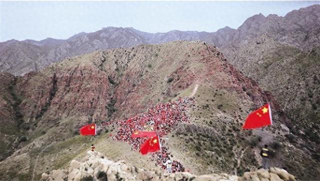 国旗飘扬贺兰山