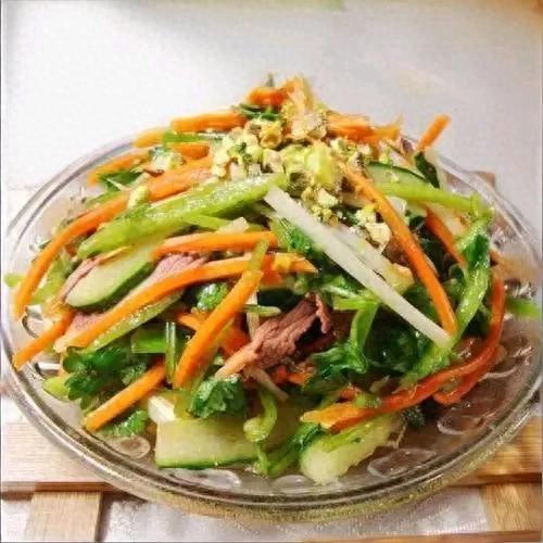 正宗老虎菜的做法介绍（夏日必备教你做超简单又开胃的老虎菜）